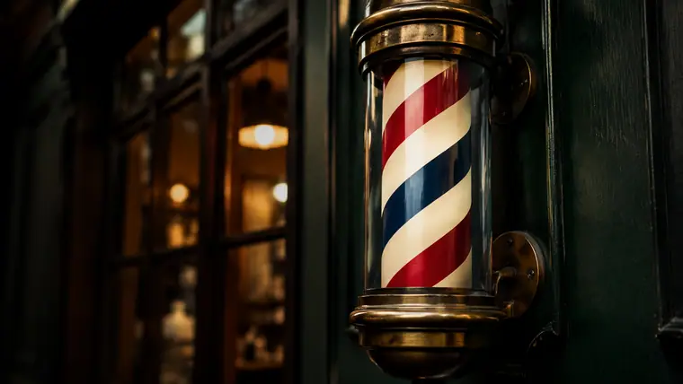 Poste de barbero girando al anochecer